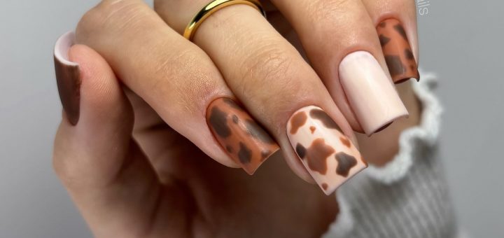 Анимал-маникюр с коровьим принтом в бежево-коричневой гамме на квадратные ногти