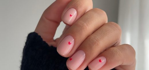 Мыльные короткие ногти с минималистическими красными сердечками