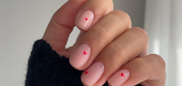 Мыльные короткие ногти с минималистическими красными сердечками
