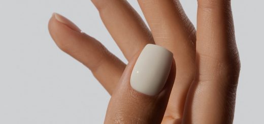 Аккуратный маникюр в молочном цвете на ногтях формы мягкий квадрат