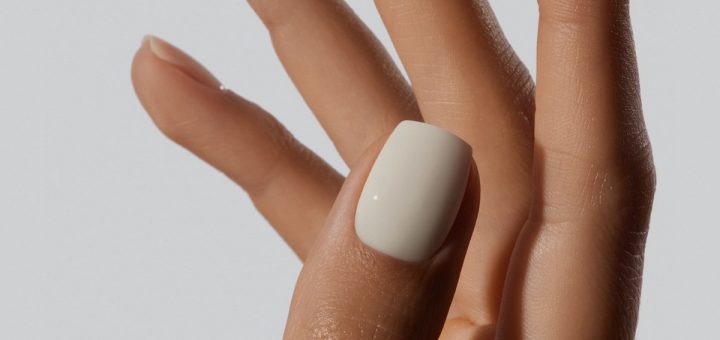 Аккуратный маникюр в молочном цвете на ногтях формы мягкий квадрат