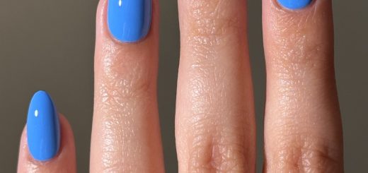 Яркий голубой однотонный маникюр на миндалевидные ногти