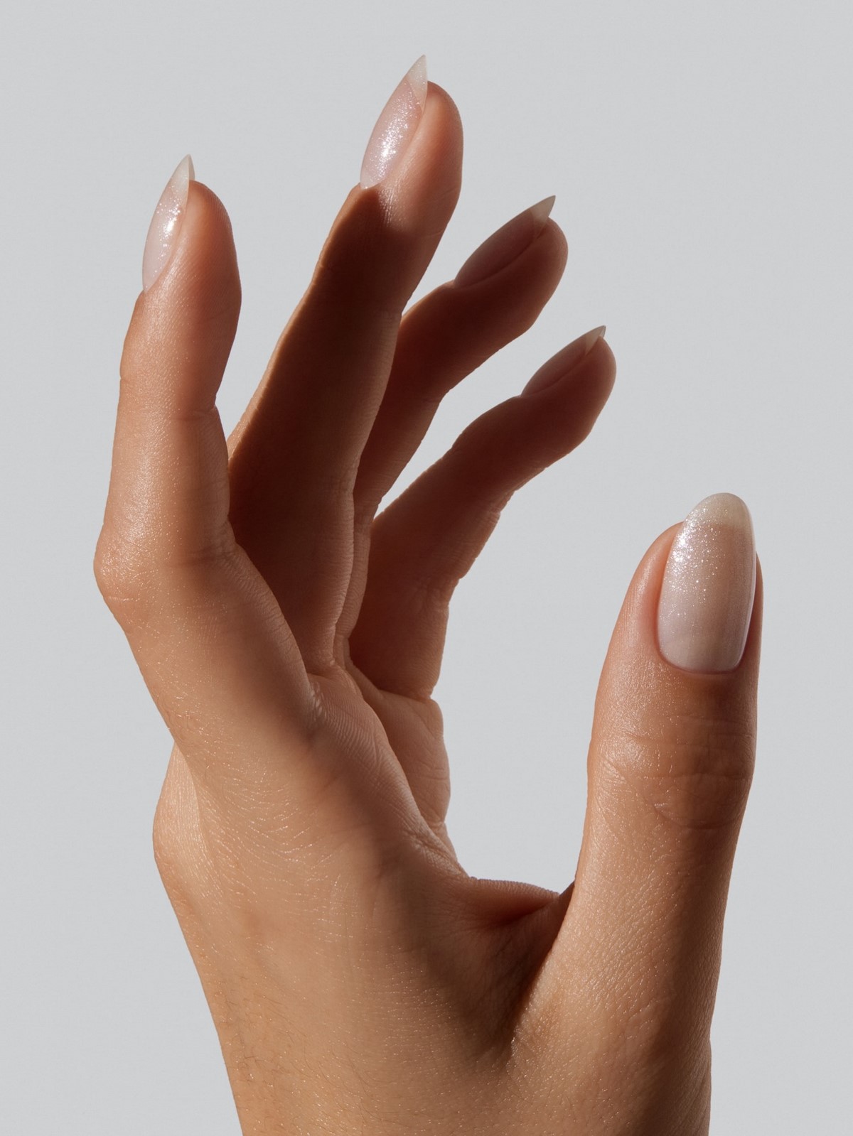 Почему нюдовые ногти всегда смотрятся уместно и стильно