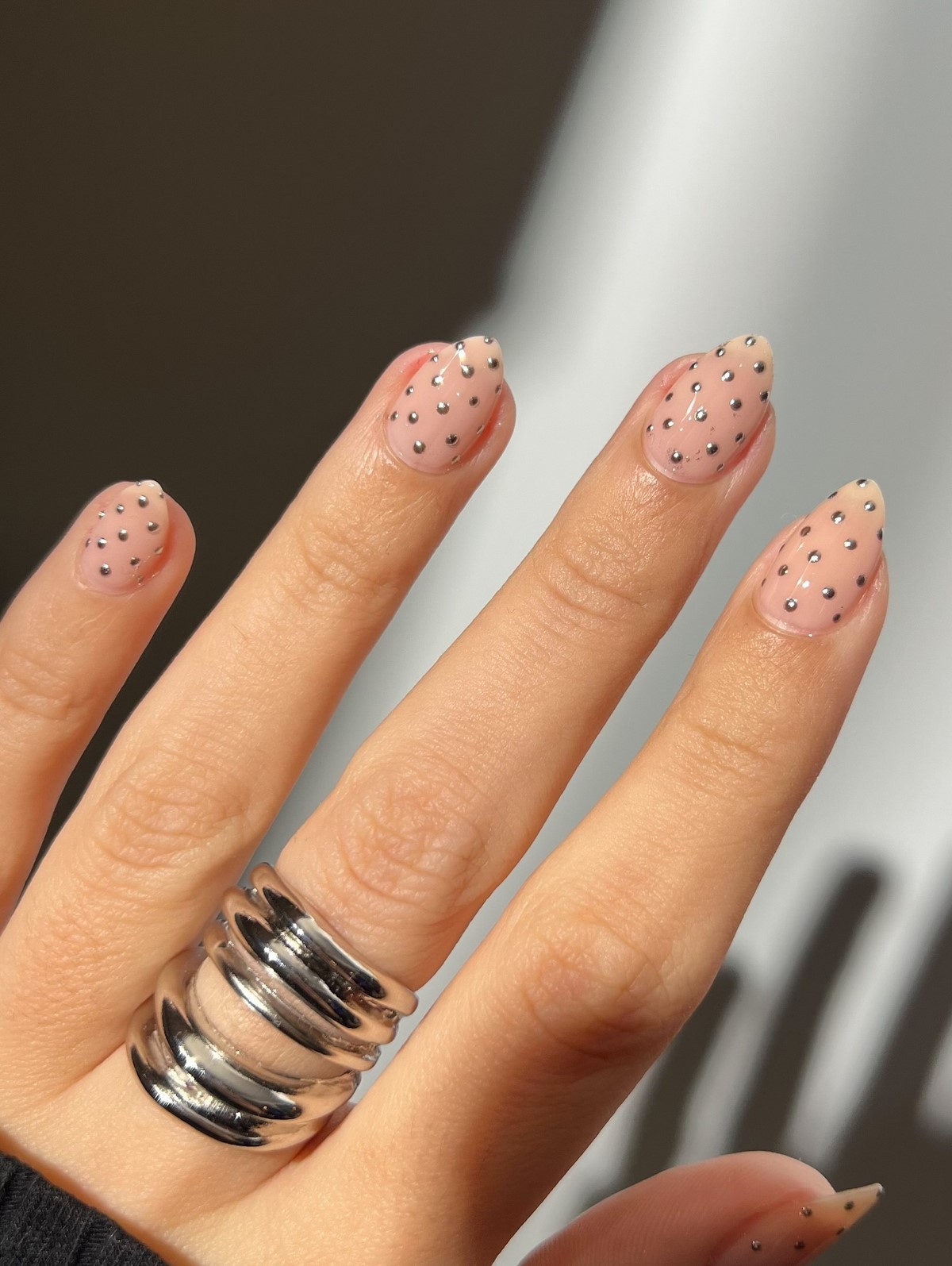 Почему нюдовые ногти всегда смотрятся уместно и стильно