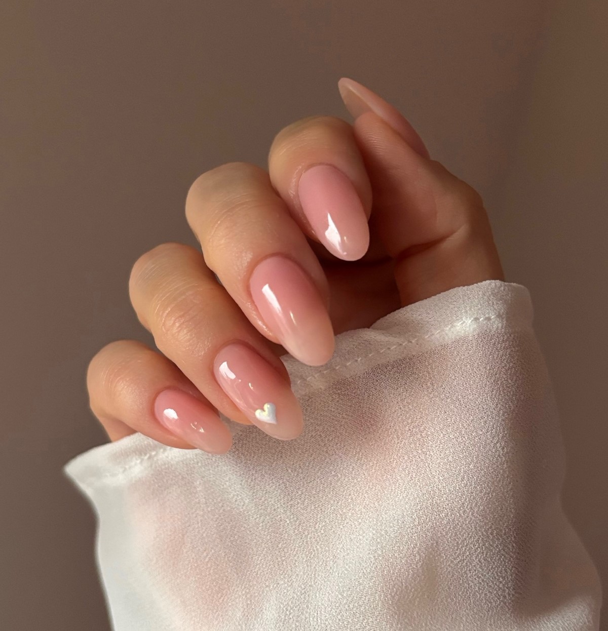 Почему нюдовые ногти всегда смотрятся уместно и стильно