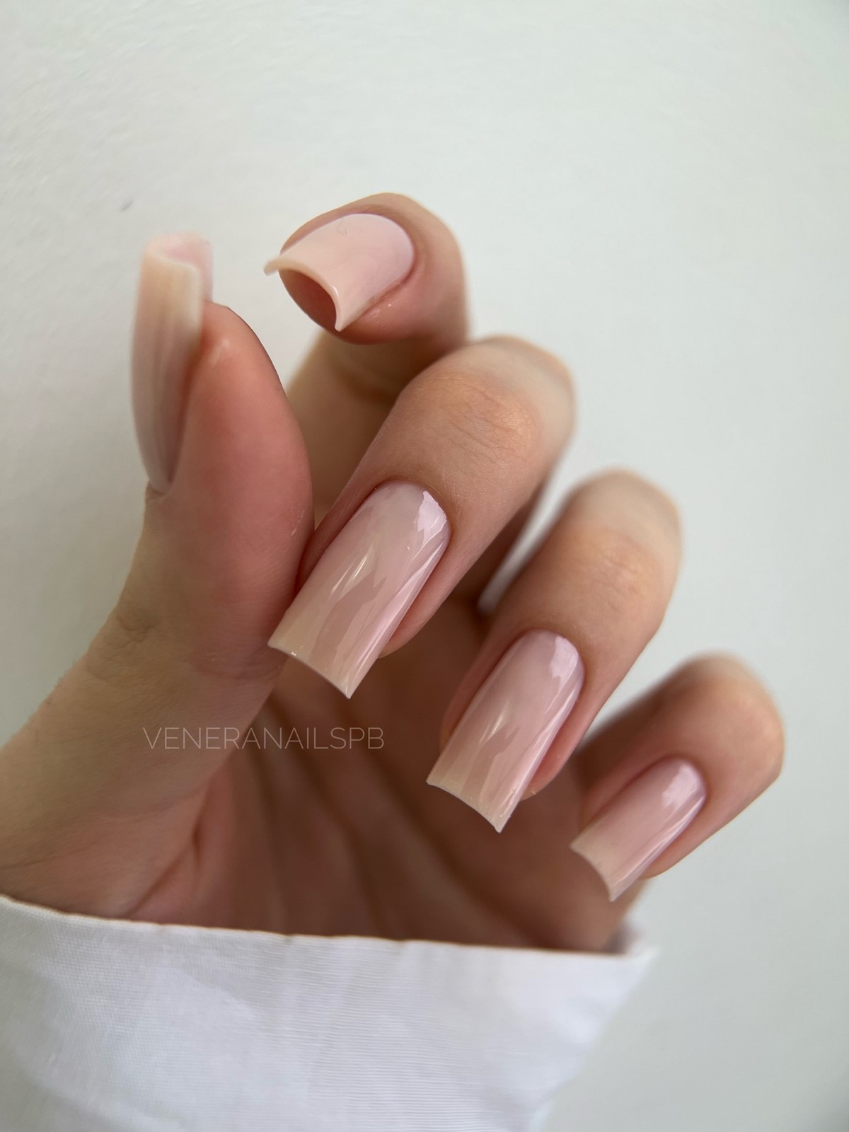 Почему нюдовые ногти всегда смотрятся уместно и стильно