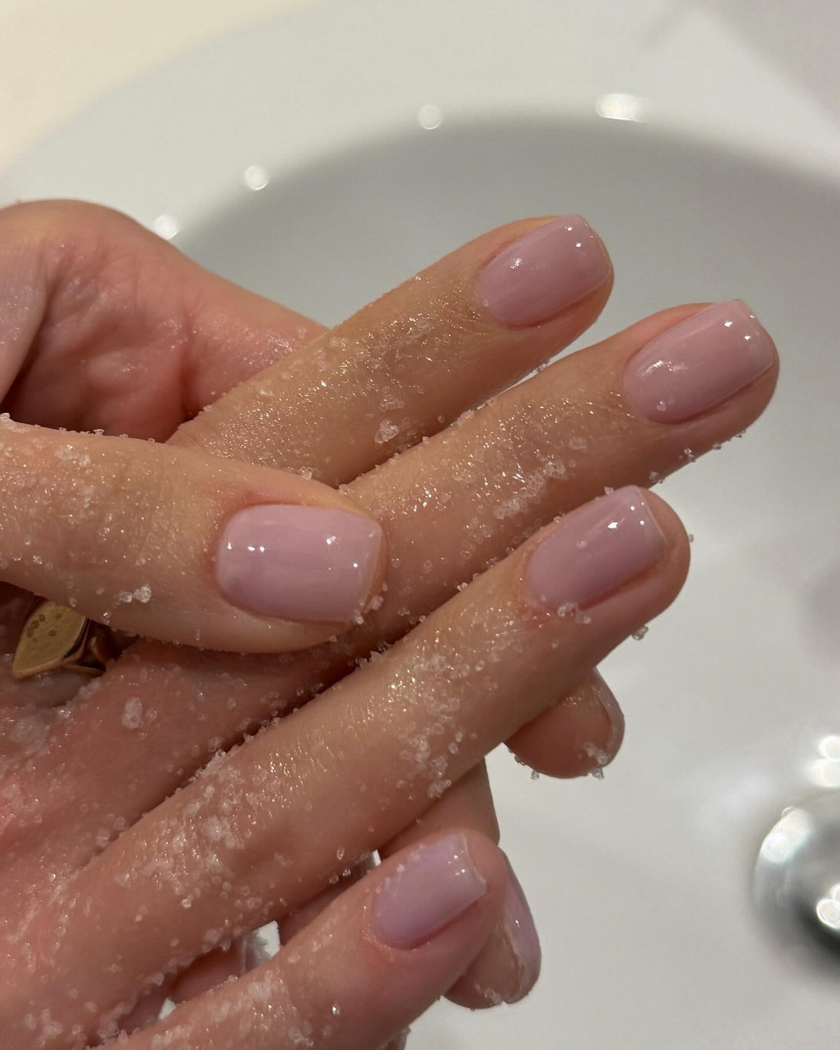 Маникюр, который выглядит аккуратно даже через две недели