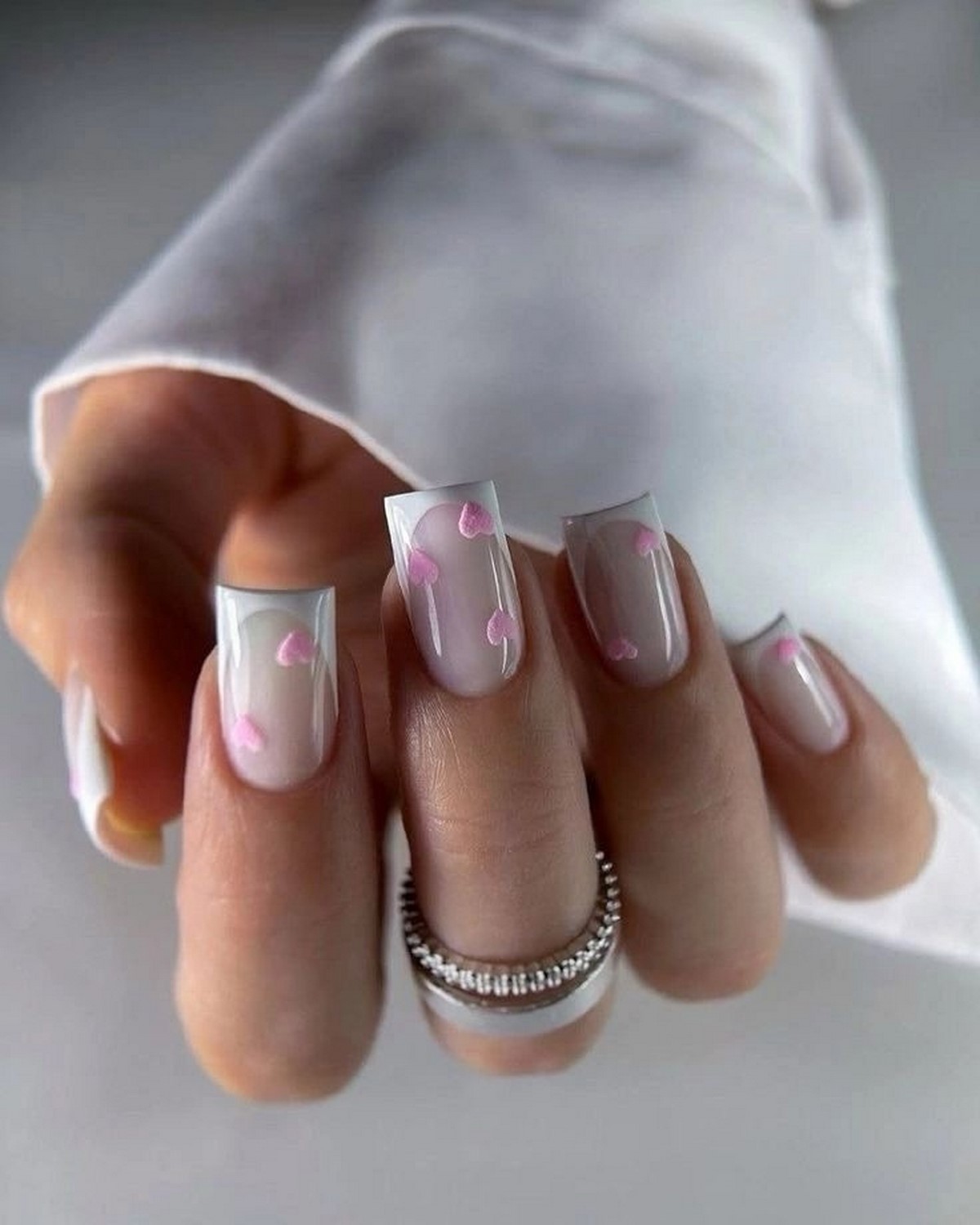 Маникюр на День святого Валентина 2026 с романтичным настроением