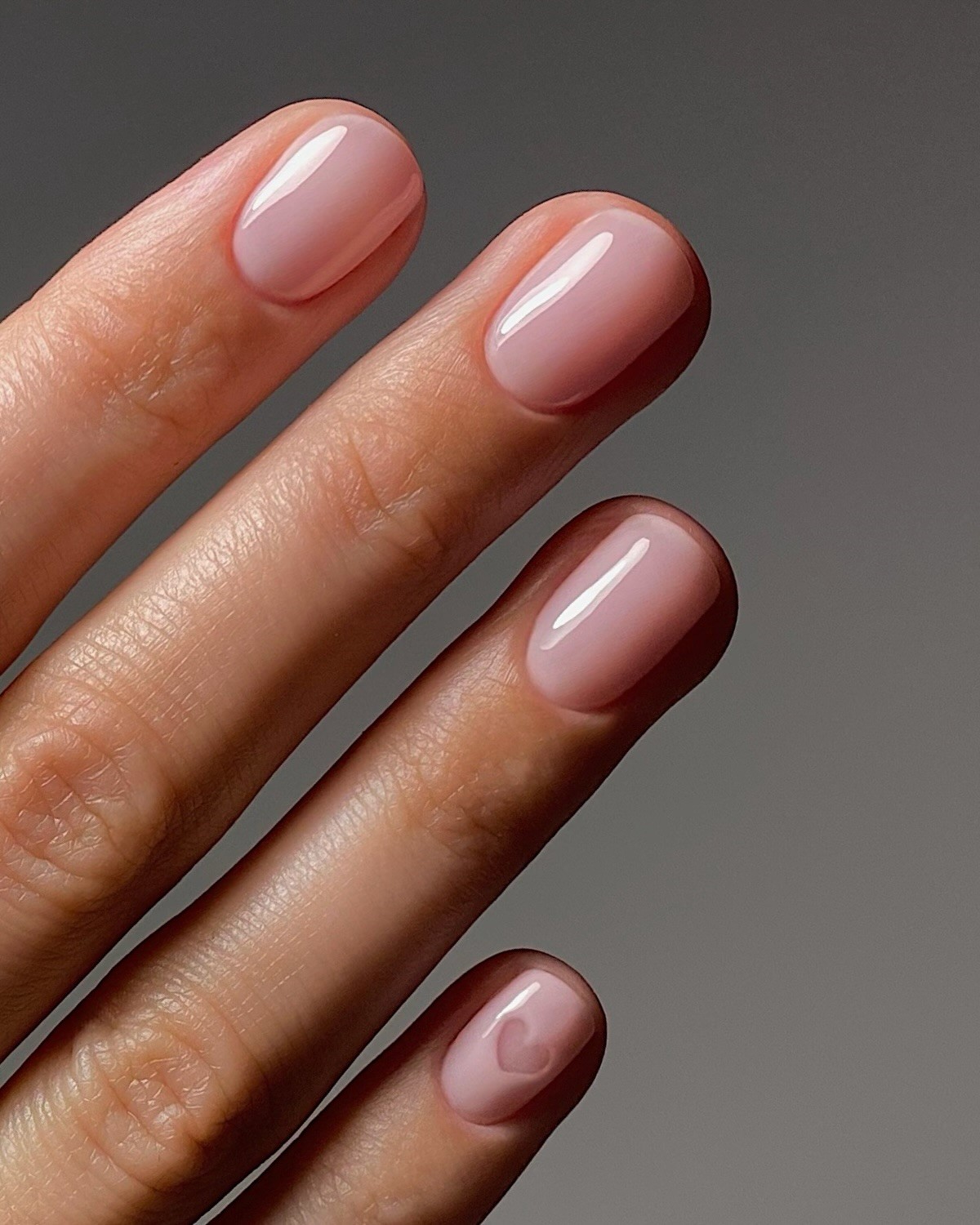 Почему нюдовые ногти всегда смотрятся уместно и стильно