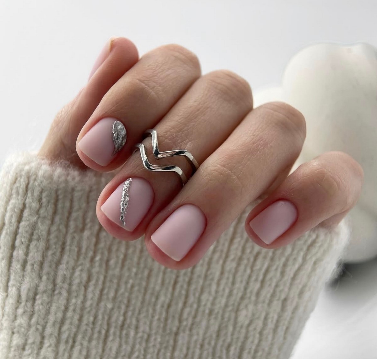 Почему нюдовые ногти всегда смотрятся уместно и стильно