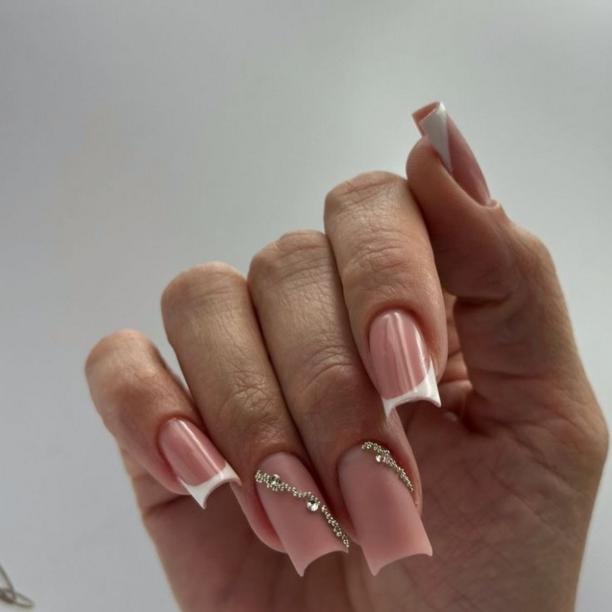 Почему нюдовые ногти всегда смотрятся уместно и стильно