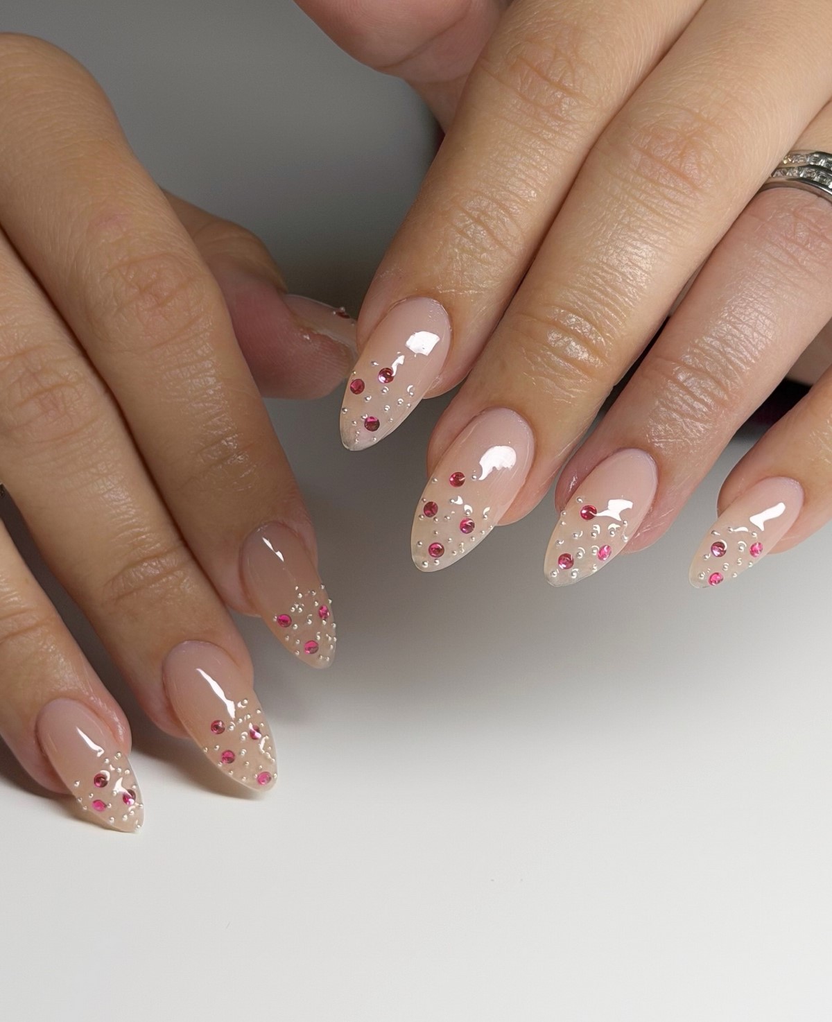 Почему нюдовые ногти всегда смотрятся уместно и стильно