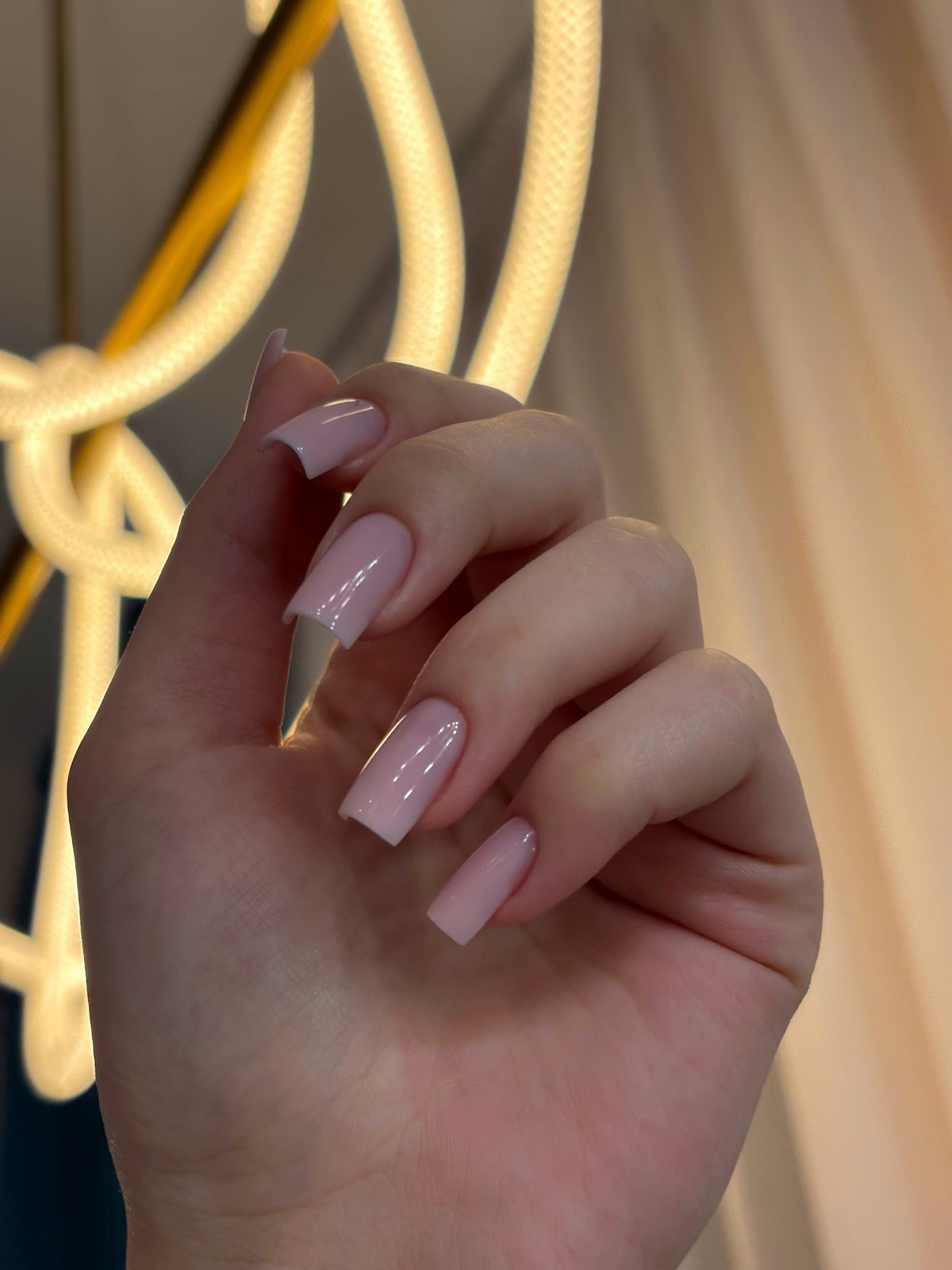 Почему нюдовые ногти всегда смотрятся уместно и стильно