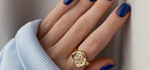 Насыщенный синий маникюр на короткие ногти