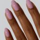 Бледно-розовый маникюр на миндалевидных ногтях