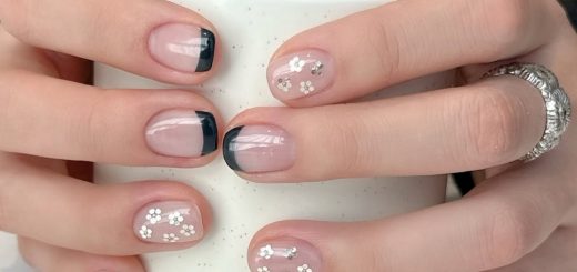 Черный френч с акцентными ноготками в цветочек