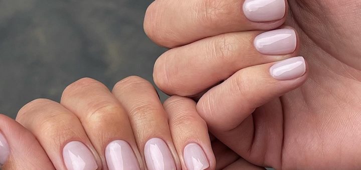 Молочный маникюр на короткие ногти