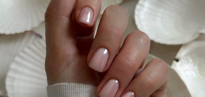 Весенний маникюр на короткие ногти с жемчужным сиянием