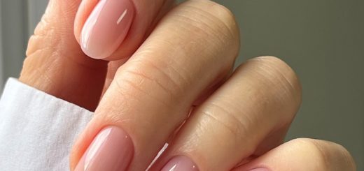 Миндальные ногти с полупрозрачным нюдовым покрытием