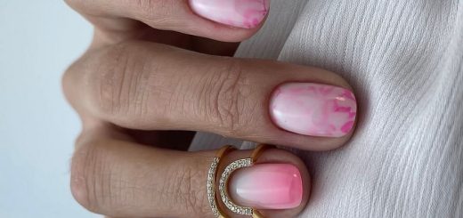 Нежный маникюр с молочно-розовым градиентом на коротких ногтях овальной формы