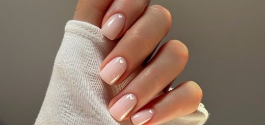 Молочные короткие ногти с бежевым подтоном и микросердечками у кутикулы