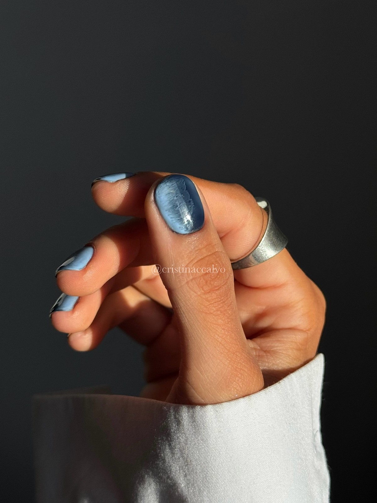 Этой весной выбирают темный: маникюр, который неожиданно освежает руки