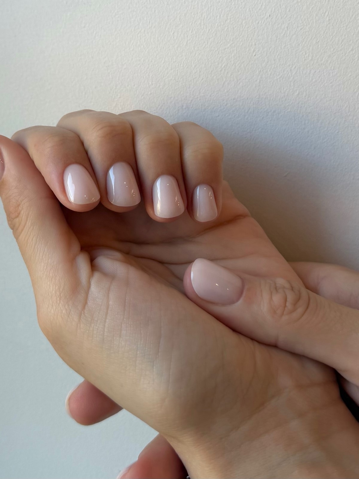 Капсульный маникюр: цвета, которые носят со всем