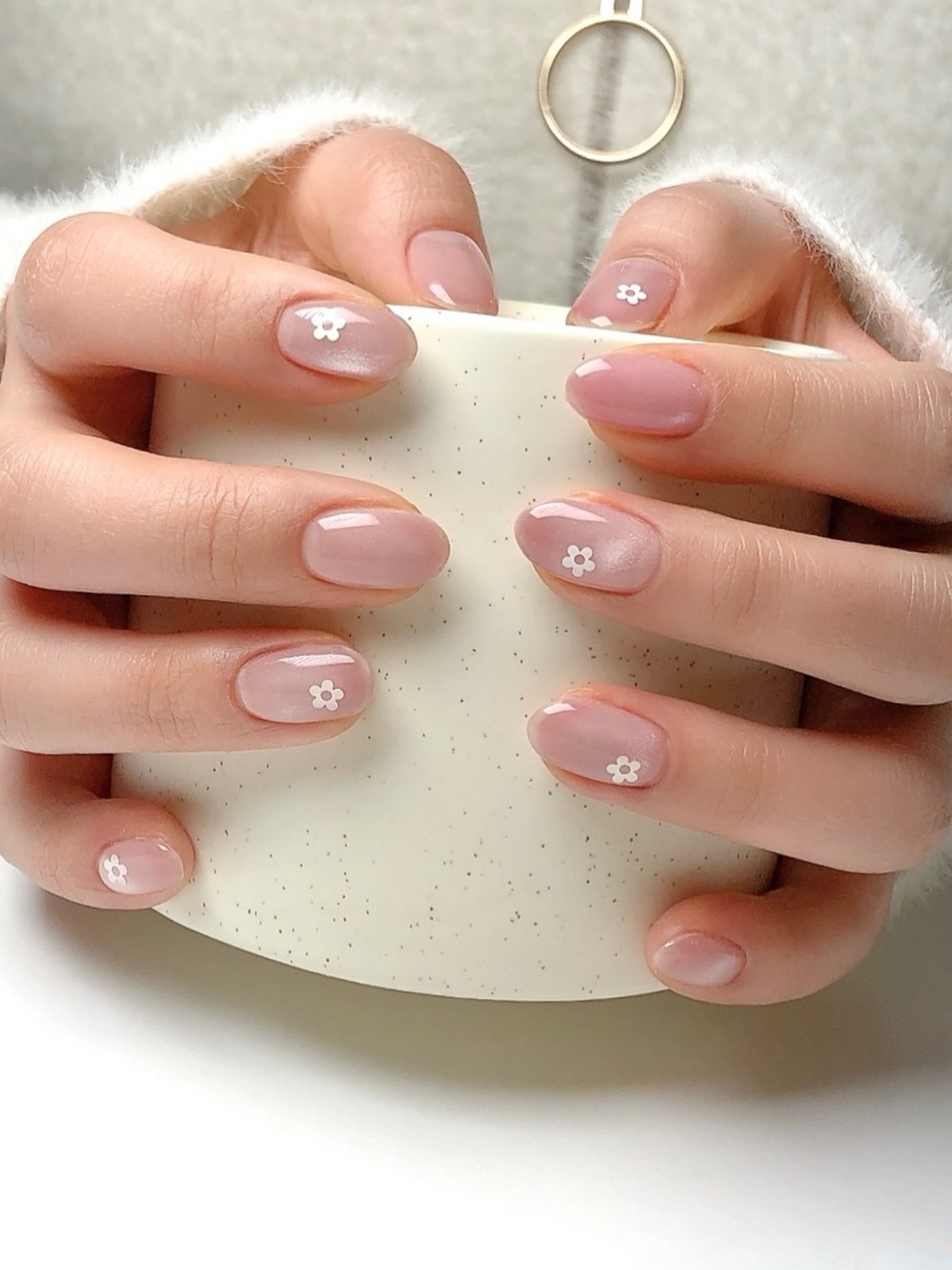 Маникюр на март: самый аккуратный тренд начала весны