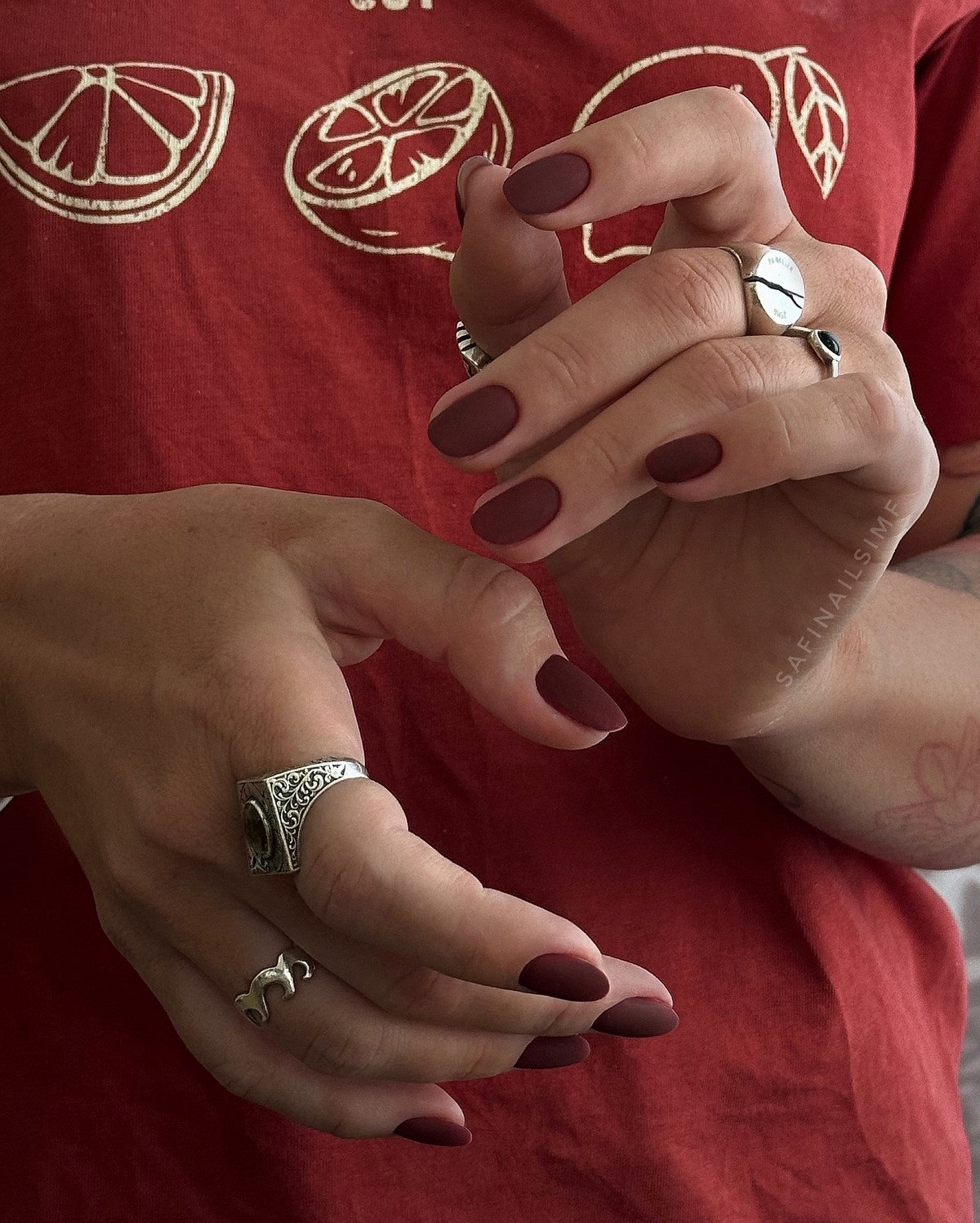 Этой весной выбирают темный: маникюр, который неожиданно освежает руки