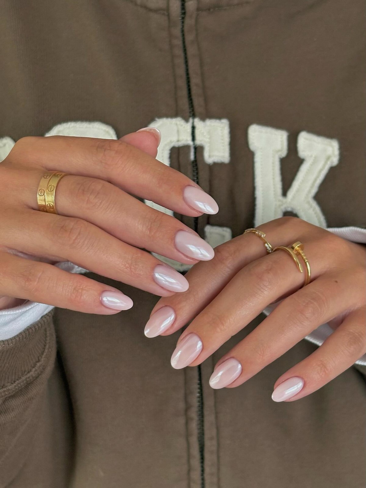 Капсульный маникюр: цвета, которые носят со всем