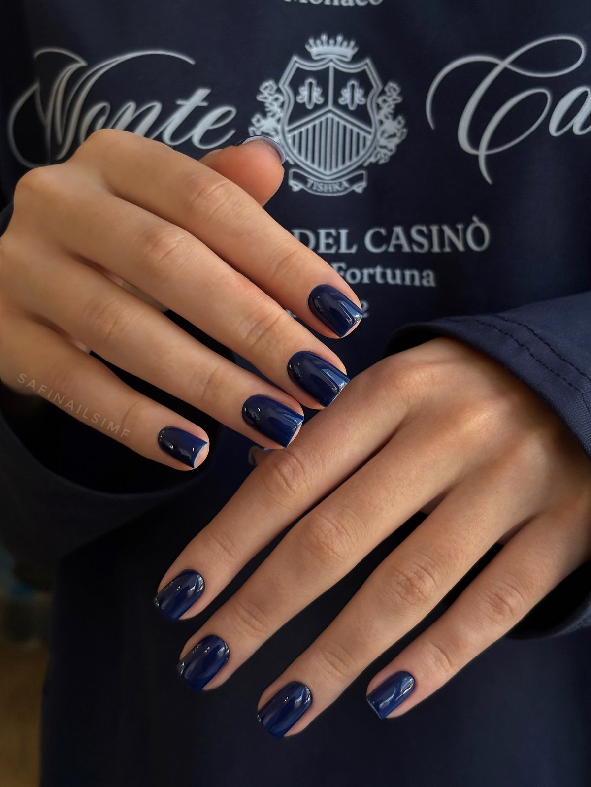 Этой весной выбирают темный: маникюр, который неожиданно освежает руки