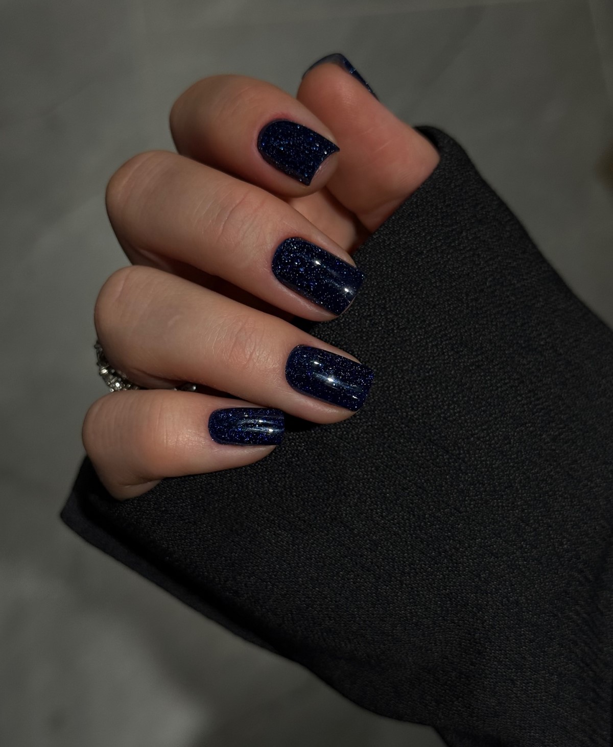 Этой весной выбирают темный: маникюр, который неожиданно освежает руки