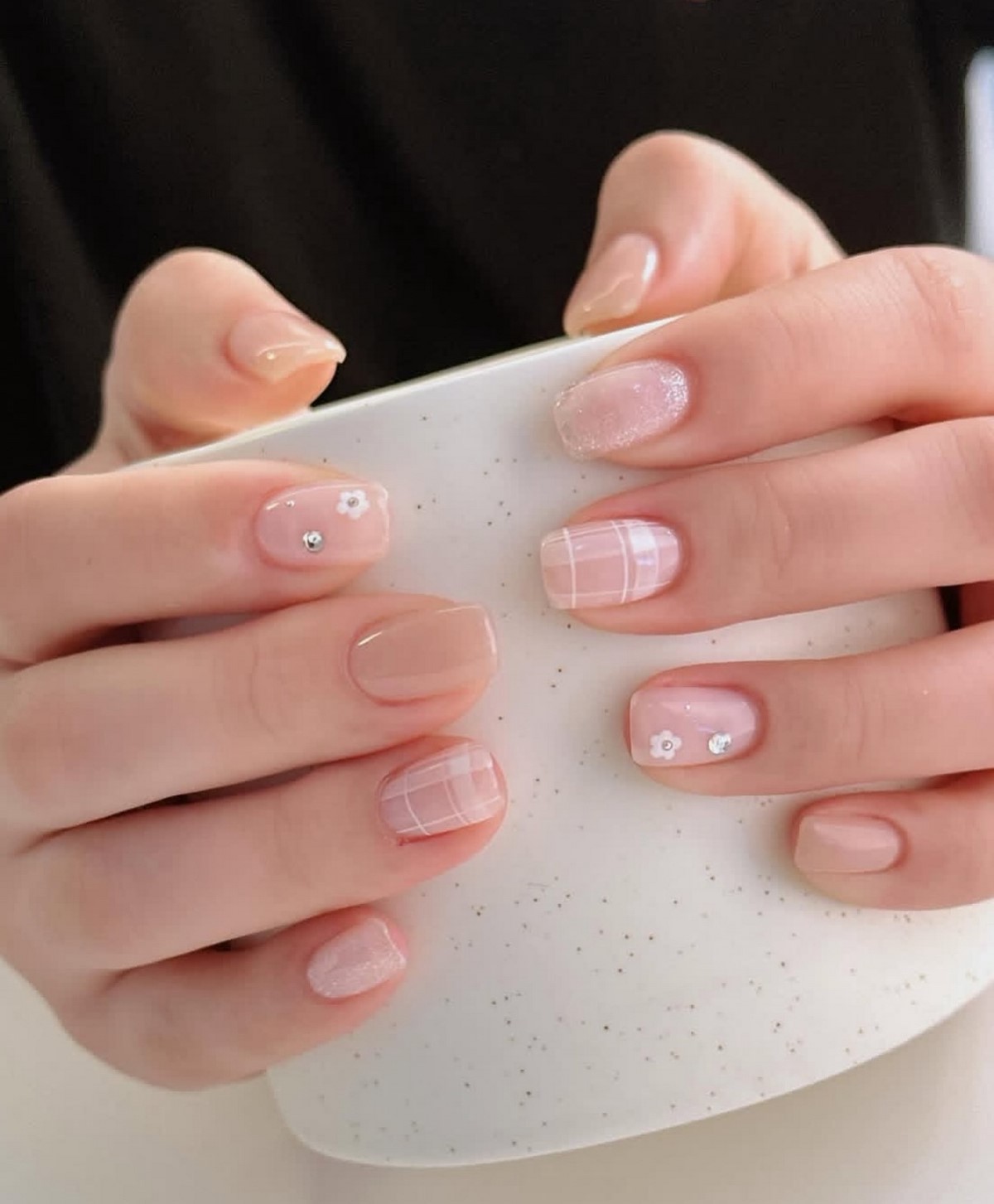 Маникюр на март: самый аккуратный тренд начала весны