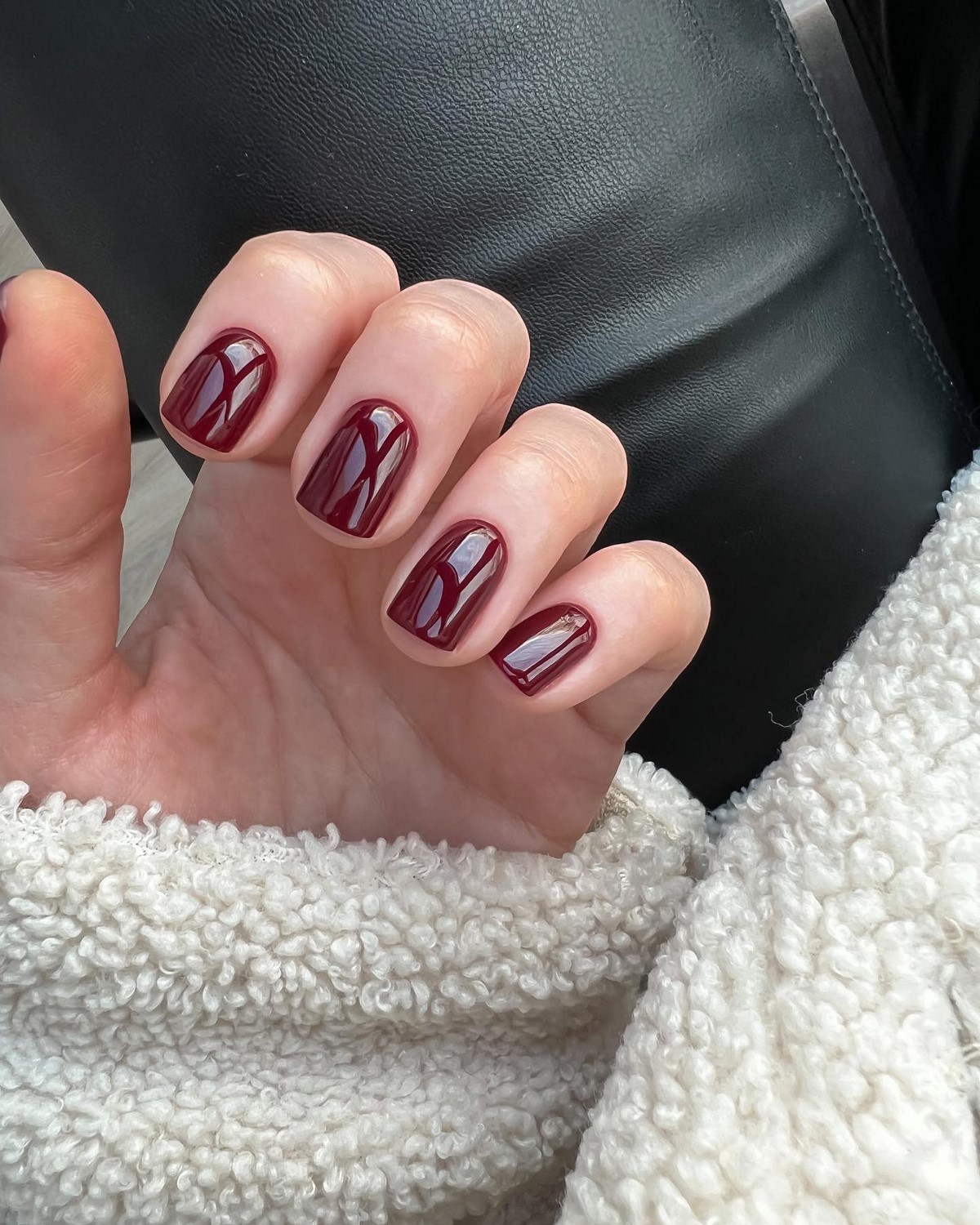 Этой весной выбирают темный: маникюр, который неожиданно освежает руки