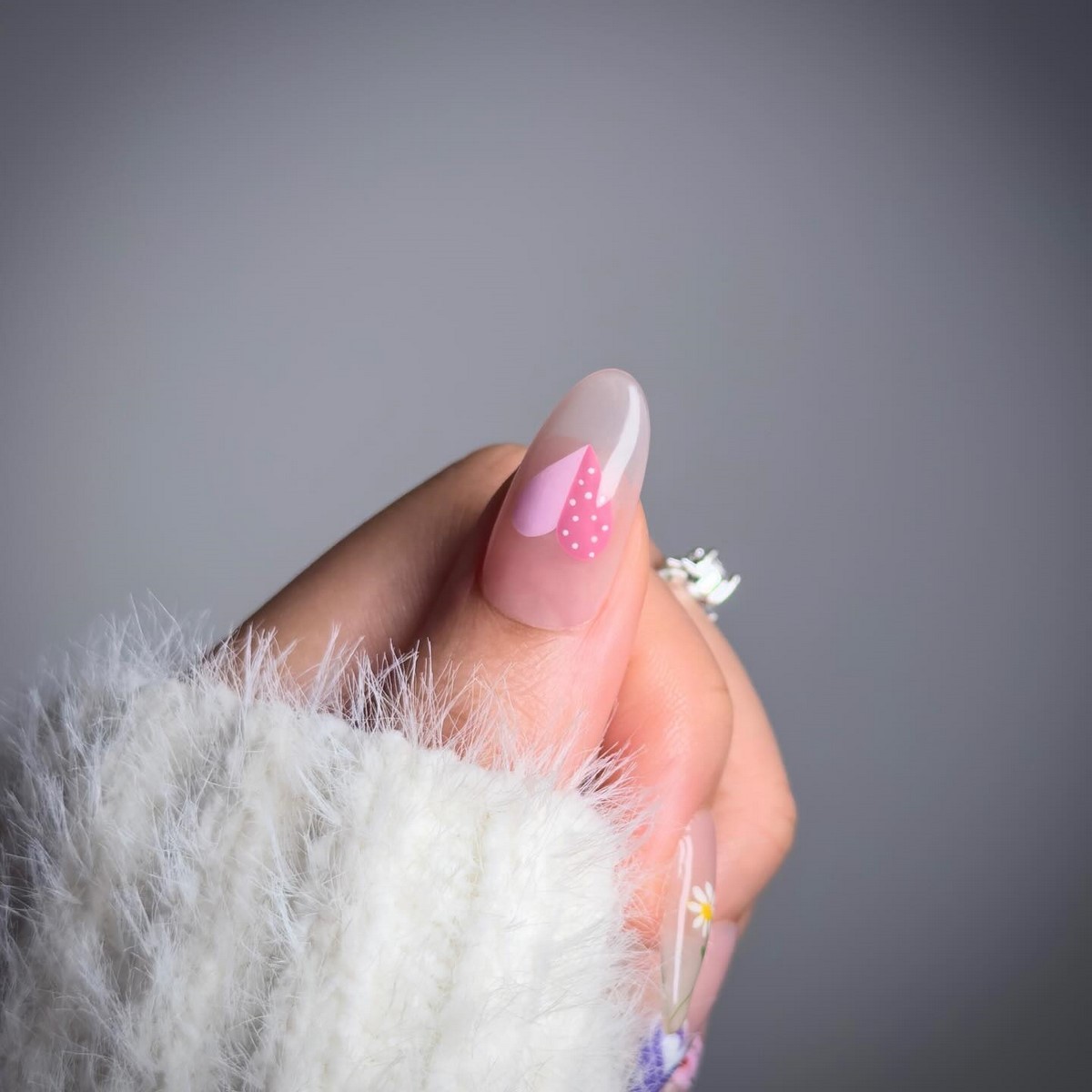 Светлый маникюр этой весны: оттенки, которые подходят ко всему