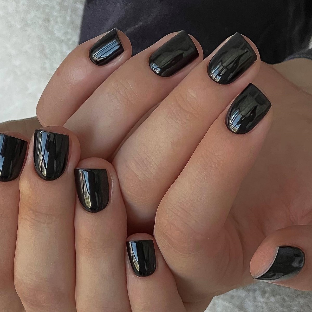 Этой весной выбирают темный: маникюр, который неожиданно освежает руки