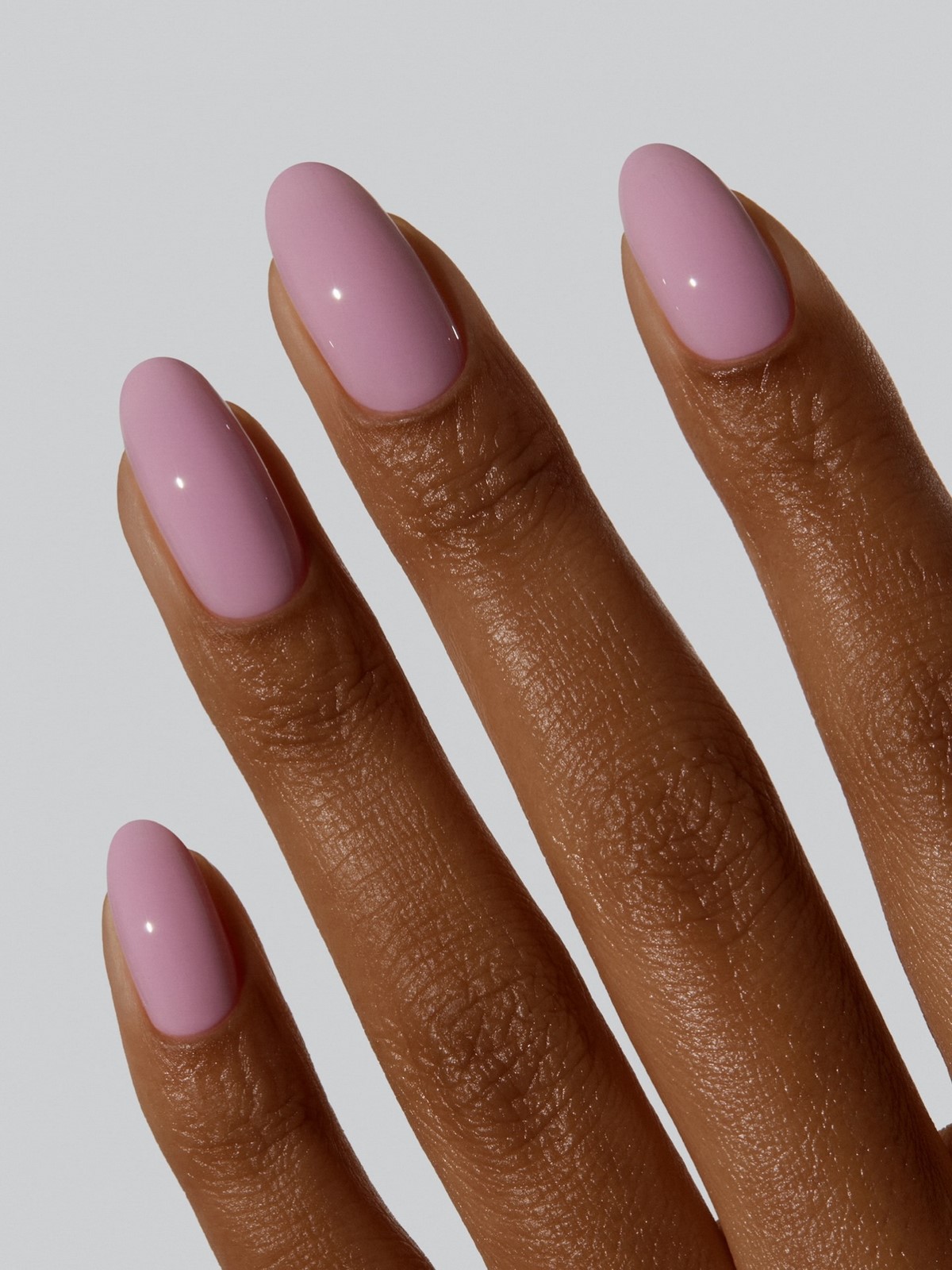 Овальная или миндаль: какая форма ногтей делает руки изящнее