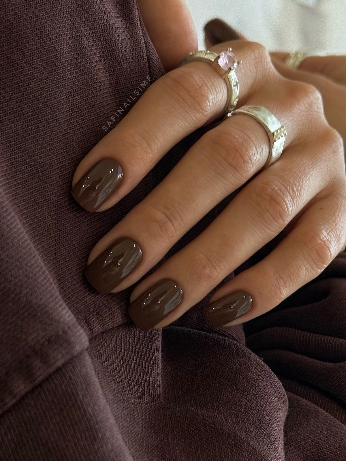 Этой весной выбирают темный: маникюр, который неожиданно освежает руки