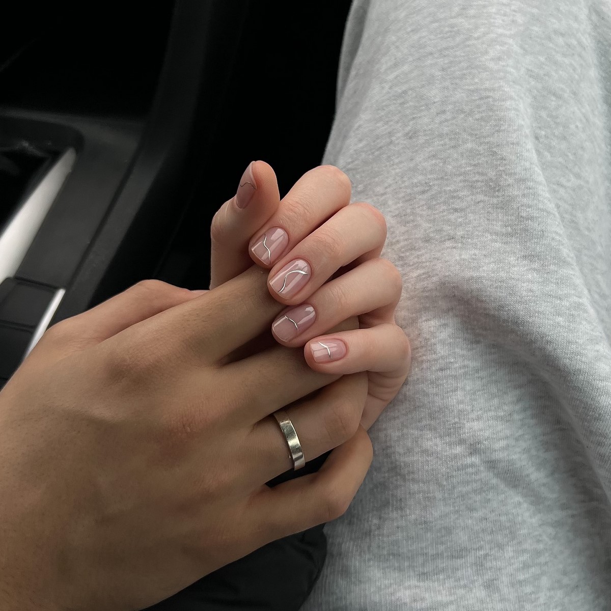 Светлый маникюр этой весны: оттенки, которые подходят ко всему