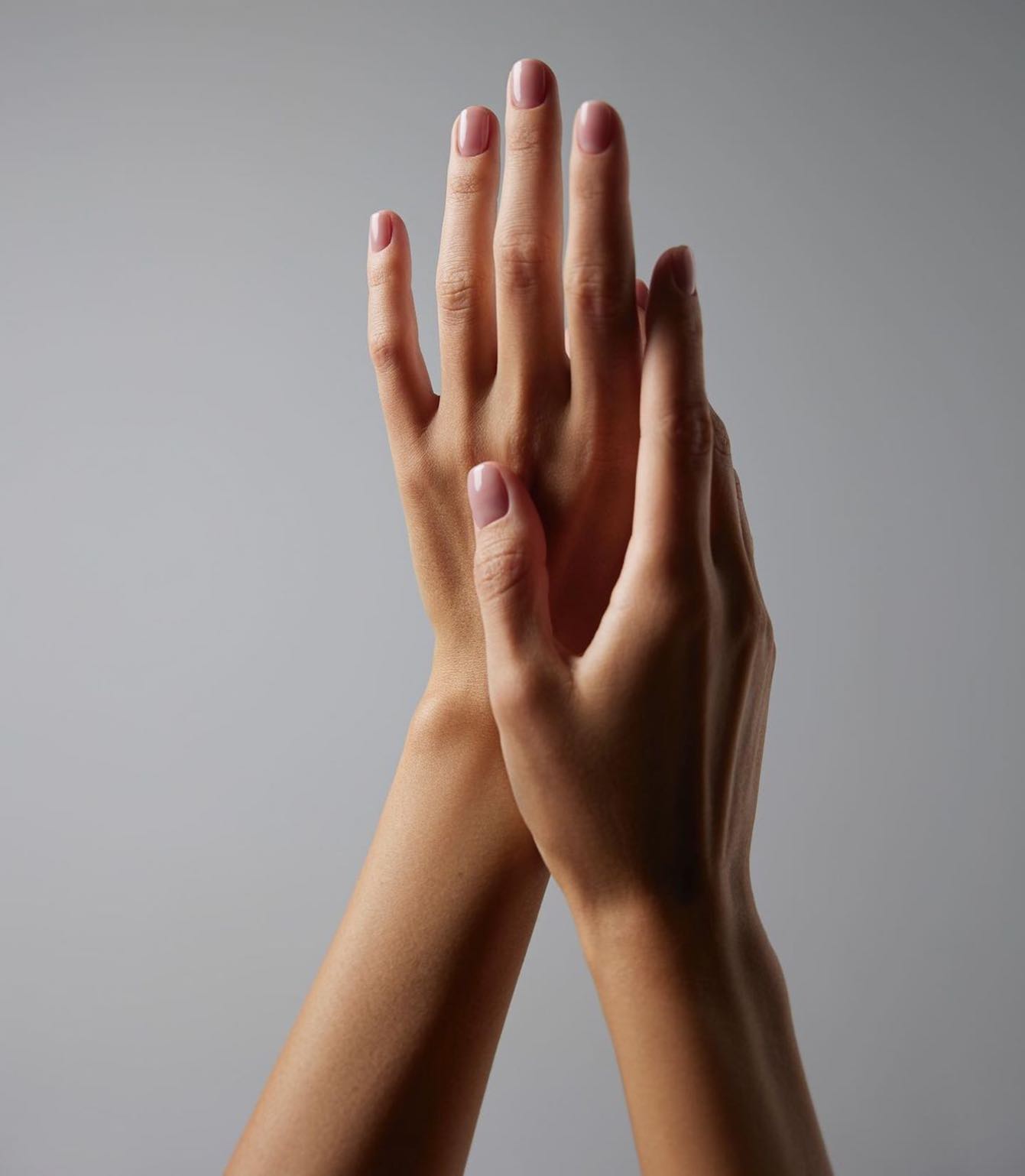 Маникюр без дизайна, который выглядит дорого: главный выбор этой весны