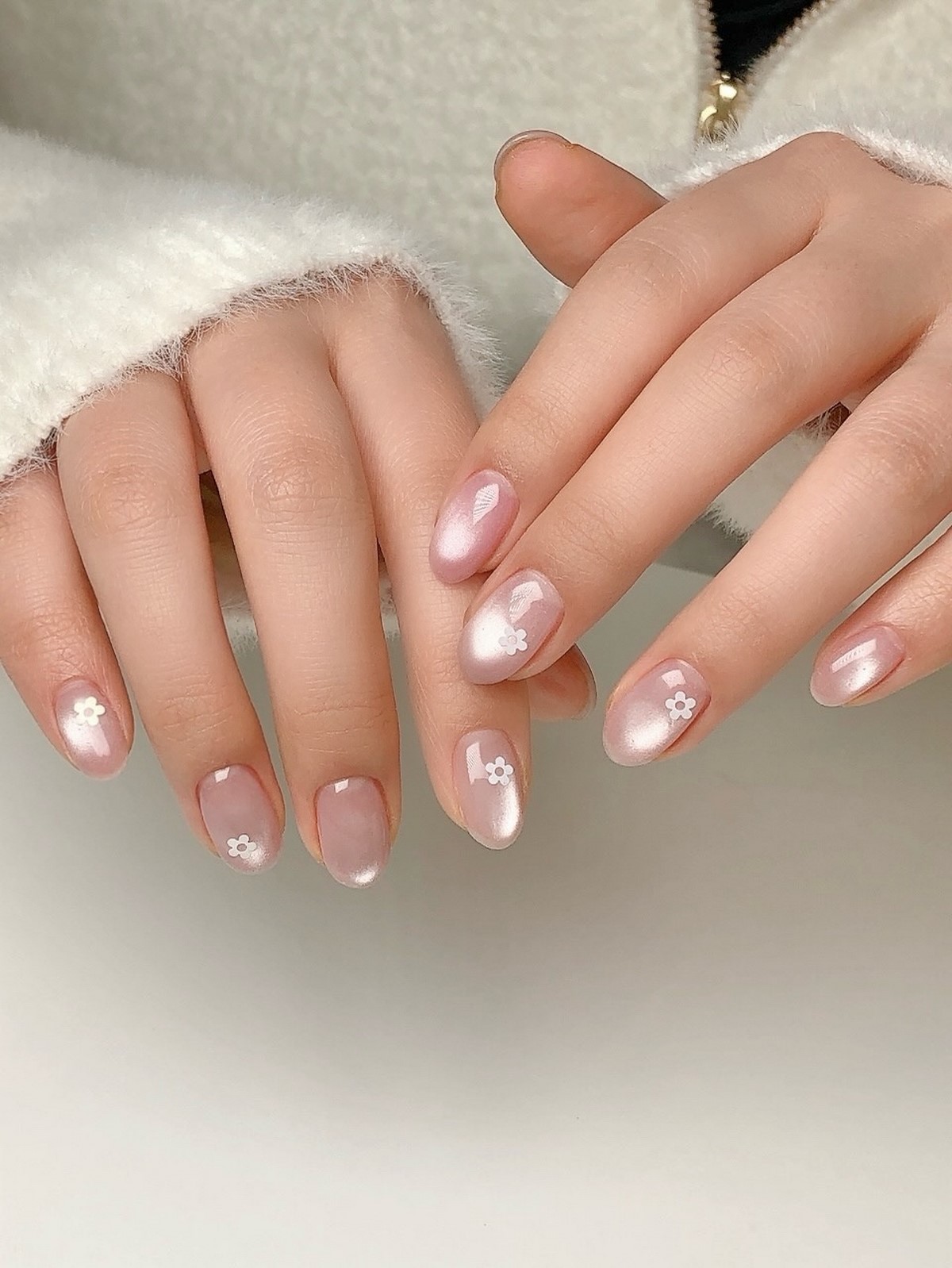 Овальная или миндаль: какая форма ногтей делает руки изящнее