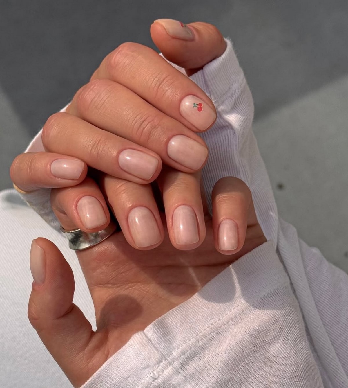 Маникюр на март: самый аккуратный тренд начала весны