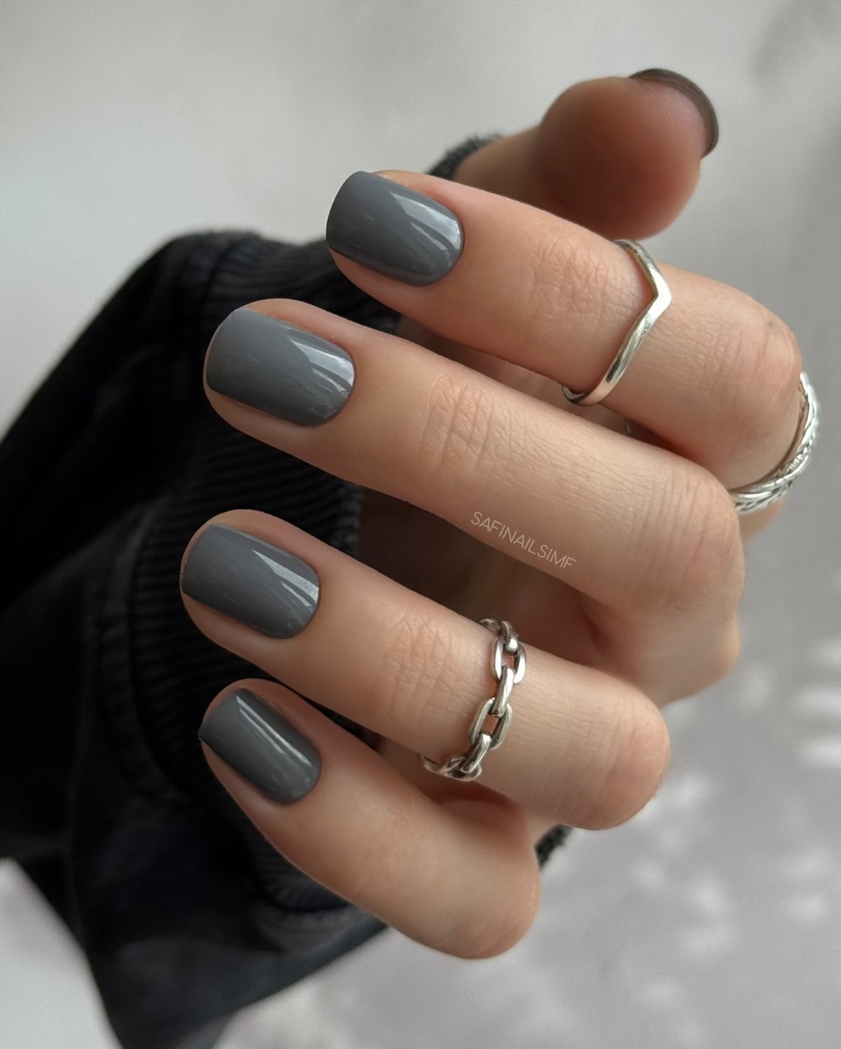 Этой весной выбирают темный: маникюр, который неожиданно освежает руки