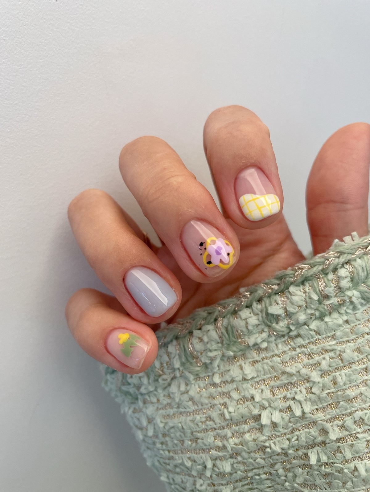 Модные короткие ногти весной: 10 идей, которые влюбляют