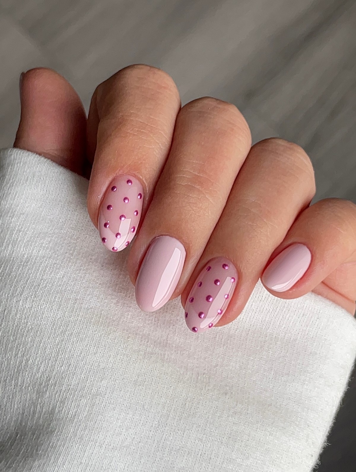 Светлый маникюр этой весны: оттенки, которые подходят ко всему