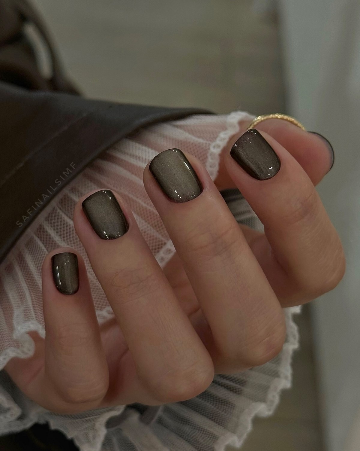 Этой весной выбирают темный: маникюр, который неожиданно освежает руки