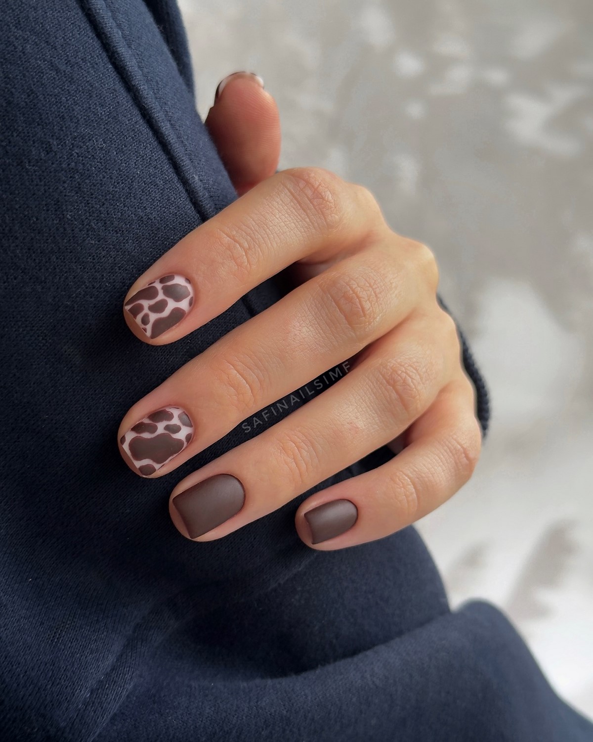 Этой весной выбирают темный: маникюр, который неожиданно освежает руки
