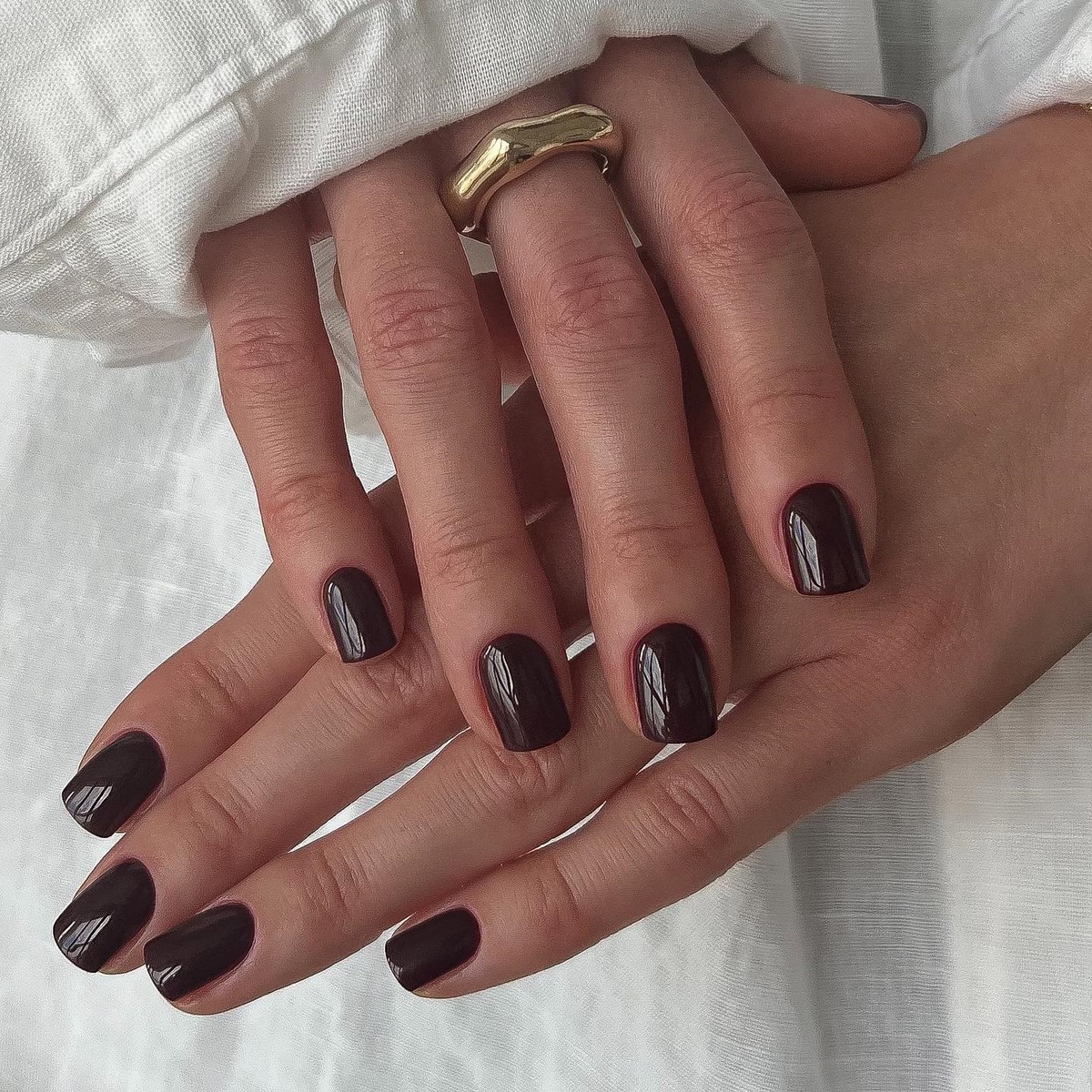 Этой весной выбирают темный: маникюр, который неожиданно освежает руки