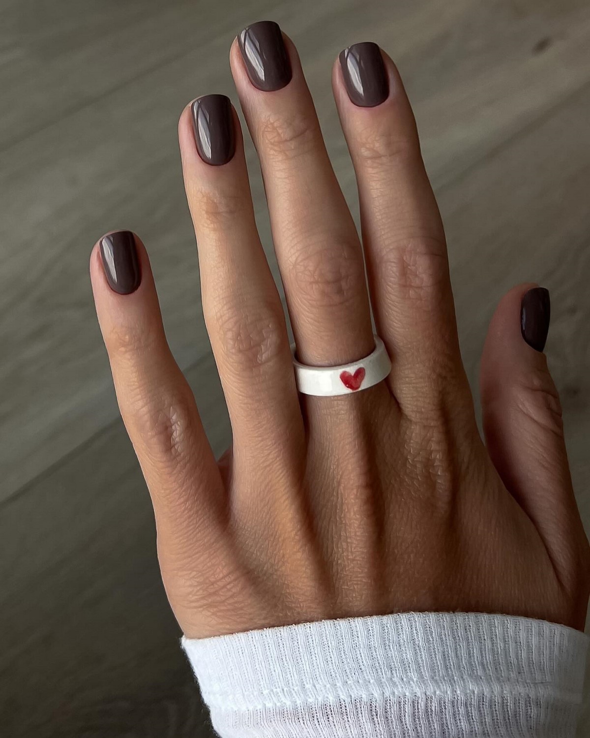 Этой весной выбирают темный: маникюр, который неожиданно освежает руки