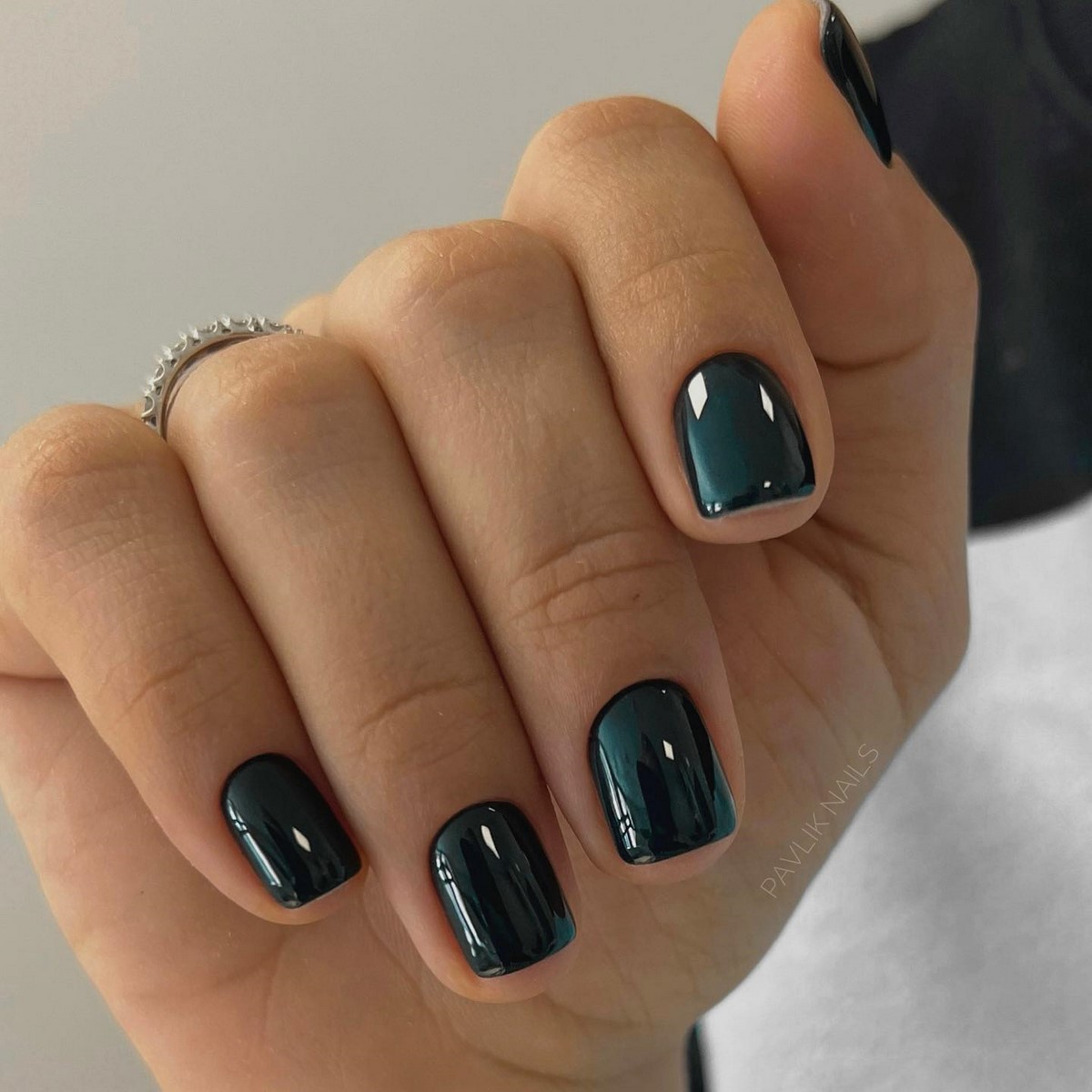 Этой весной выбирают темный: маникюр, который неожиданно освежает руки